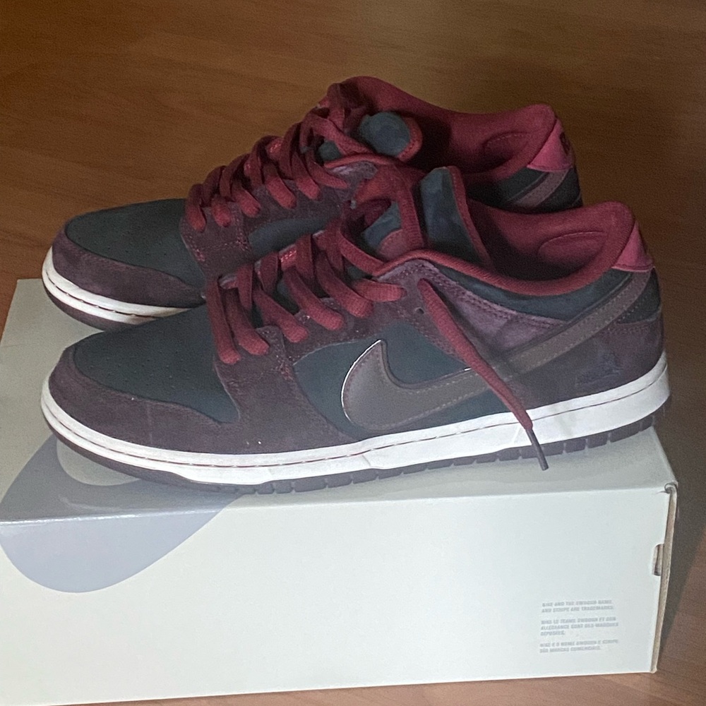 Men's Maroon and Black Low-Top Sneakers - Nike